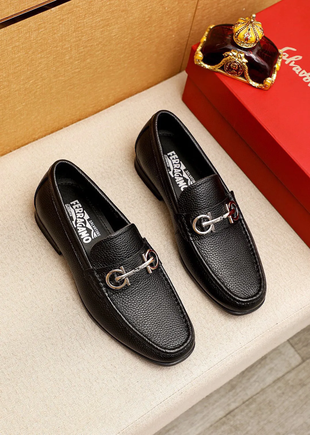 Men's shoes 💰480 💐 Product trademark: Ferragamo "Ferragamo" casual leather shoes Regular size: 38-44 (45🉑️customized) Product materials: Selected imported first-layer pebbled cowhide leather upper + luxury hardware buckle, imported water-dyed cowhide leather lining. Strong three-dimensional visual effect, original outsole color: 4⃣️seed leather materials available